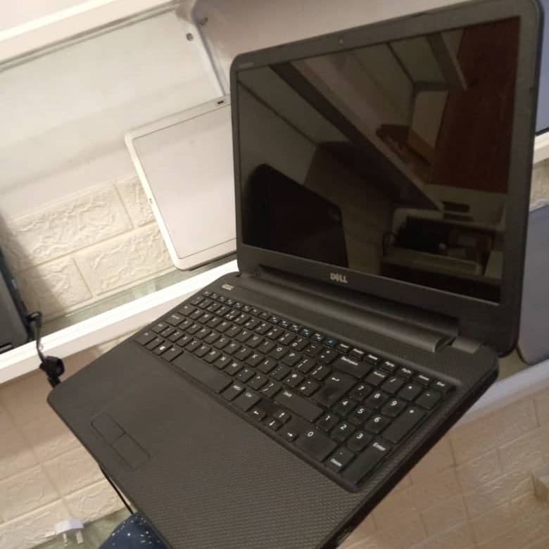 0764881397
Dell core i3
Processor 1.90ghz
Ram 4Gb
Hdd 500Gb
Betry 4hrs
Bei 500,000/=